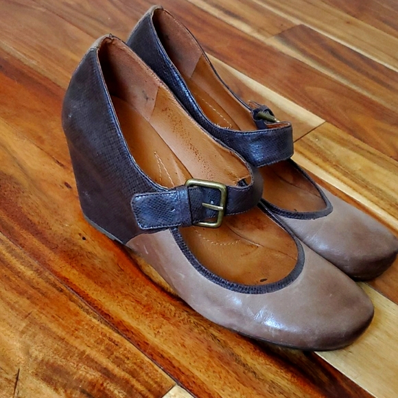 Naya Leather Wedges - Picture 1 of 5